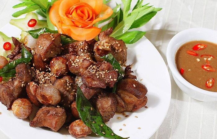 Hình ảnh món dê nướng thơm phức, vàng ươm hấp dẫn tại nhà hàng Dê Hương Sơn