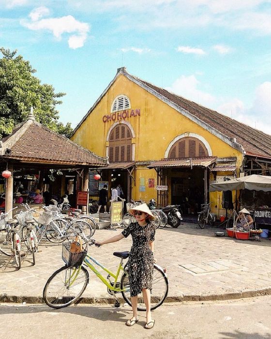 Sắc màu rực rỡ tại Chợ Hội An qua góc máy nghệ thuật