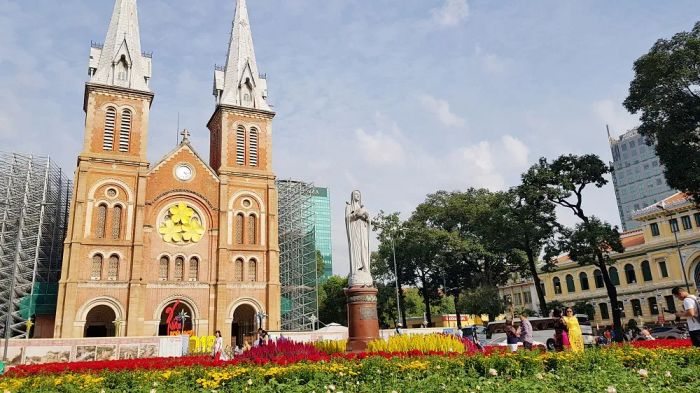 Toàn cảnh kiến trúc đồ sộ của Nhà thờ Đức Bà (Nguồn: Sưu tầm)