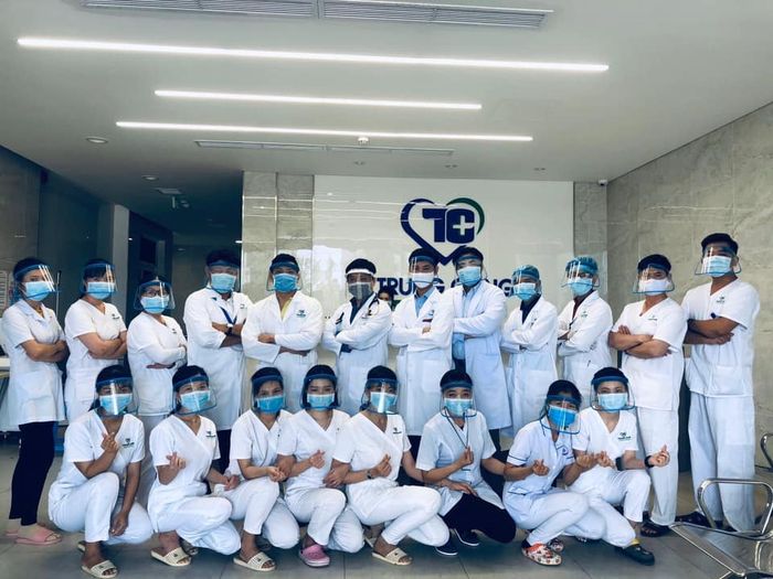 Hình ảnh đội ngũ y bác sĩ chuyên nghiệp tại Phòng Khám Đa Khoa Trung Cang