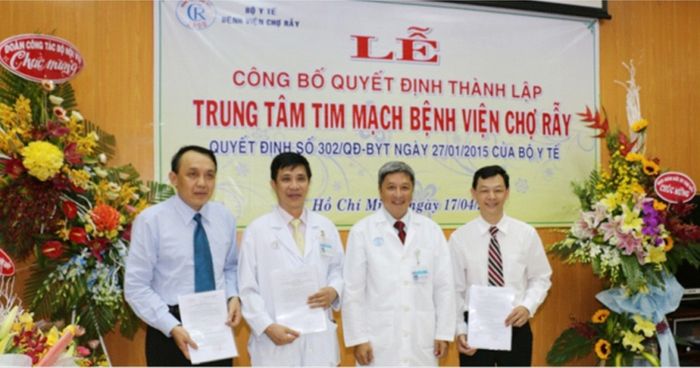 TS.BS Nguyễn Thượng Nghĩa (vị trí đầu tiên bên trái) trong khung hình cùng các đồng nghiệp - Ảnh 1