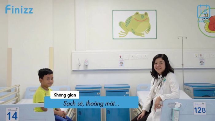 Ảnh ThS.BS Nguyễn Phương Khanh trong giờ khám bệnh