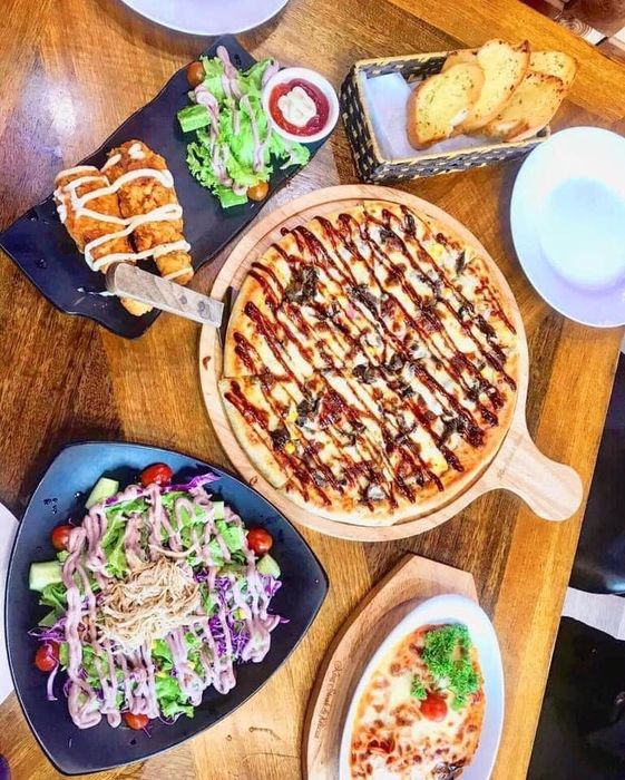 Bữa tiệc pizza đầy màu sắc tại King Steak & Pizza