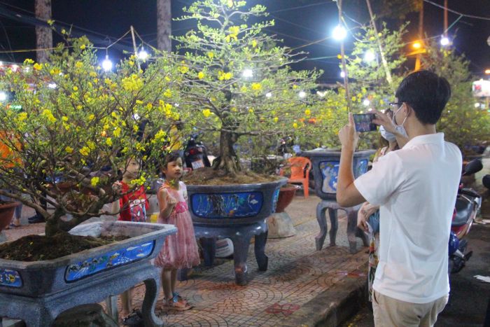 Không gian rực rỡ sắc xuân tại chợ hoa (Nguồn: Sưu tầm)