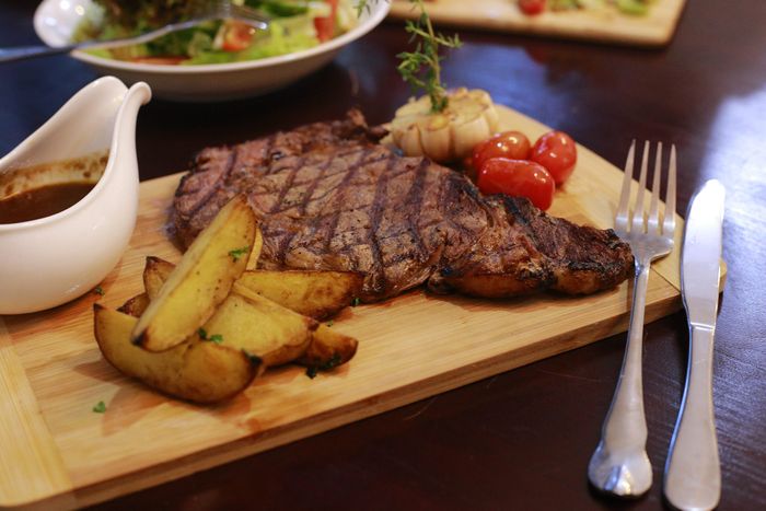 Món bò bít tết thượng hạng tại The American Steak