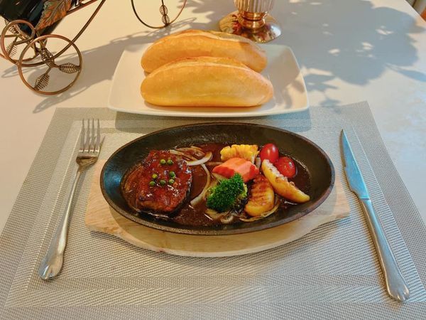 Không gian ấm cúng bên trong Delicio Restaurant