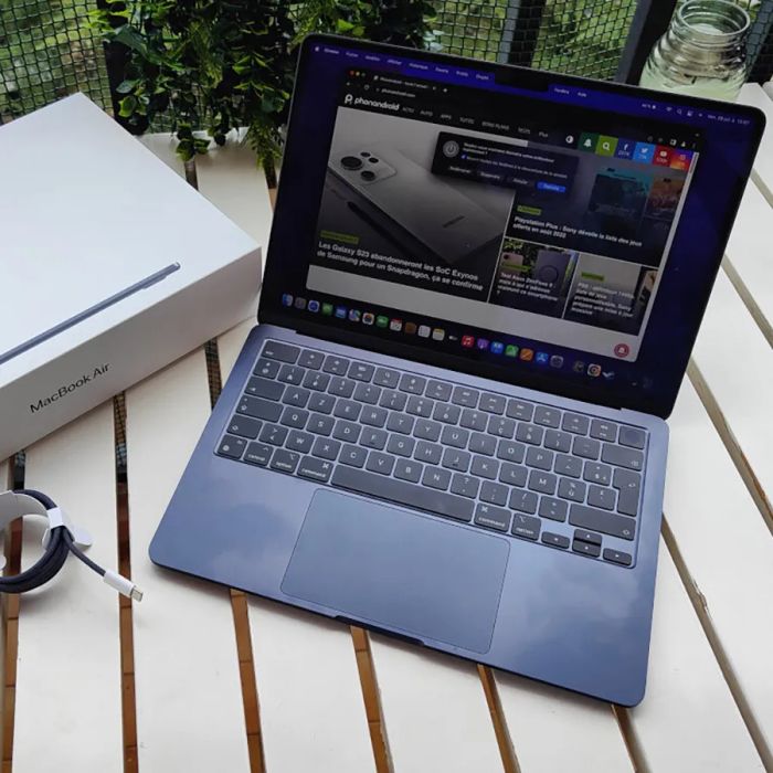 Không gian trưng bày Macbook hiện đại tại Hoàng Hà Mobile
