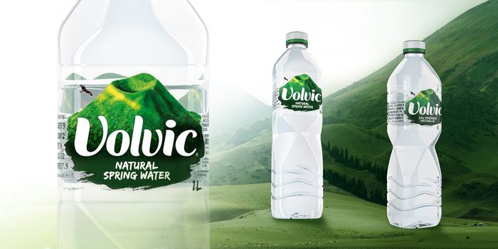 Hình ảnh chai nước khoáng Volvic thiết kế sang trọng