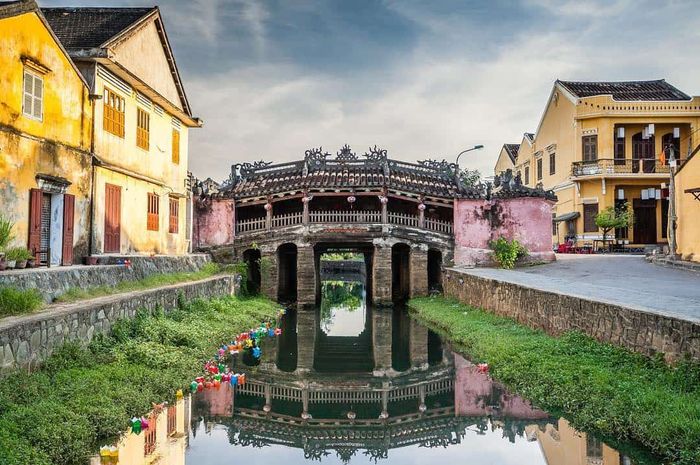 Chùa Cầu - Kiến trúc cổ đẹp tựa tranh vẽ