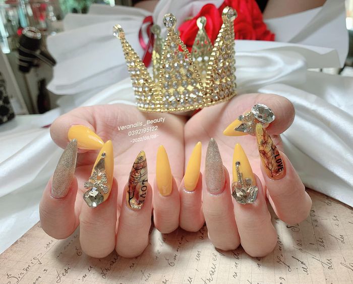 Học viên thực hành kỹ thuật nail tại Veranails Beauty