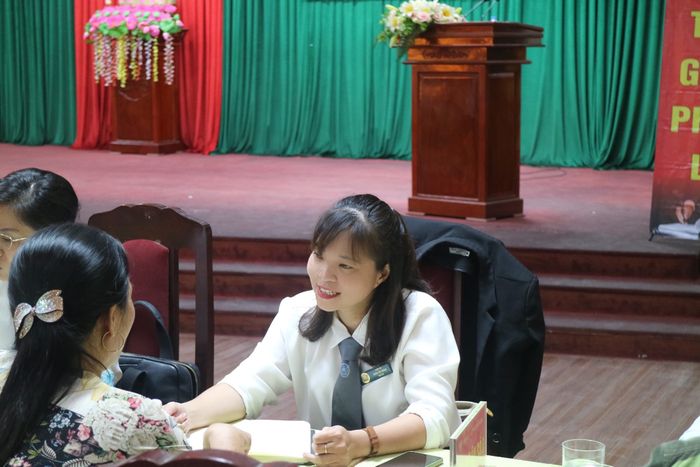 Hình ảnh thứ hai về Luật sư Trần Thị Trâm - khoảnh khắc chân thực ghi lại phong thái tự tin cùng năng lượng tích cực của nữ luật sư tài ba.