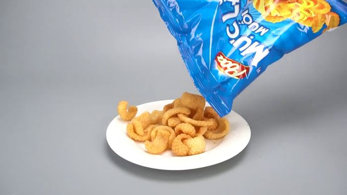 Hình ảnh Snack Poca Vị Mực Lăn Muối Ớt - Gói 37gr