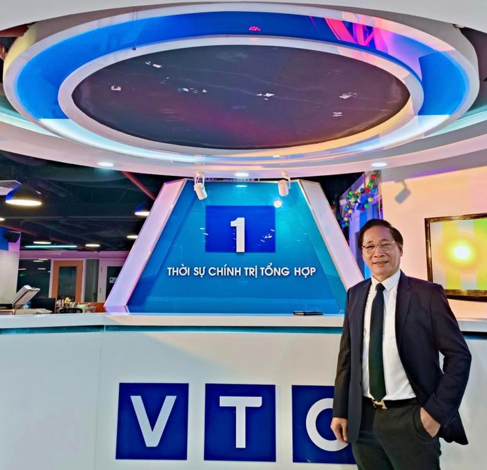 Hình ảnh đáng chú ý của Luật sư Nguyễn Văn Chiến, thể hiện phong thái chuyên nghiệp và đĩnh đạc.