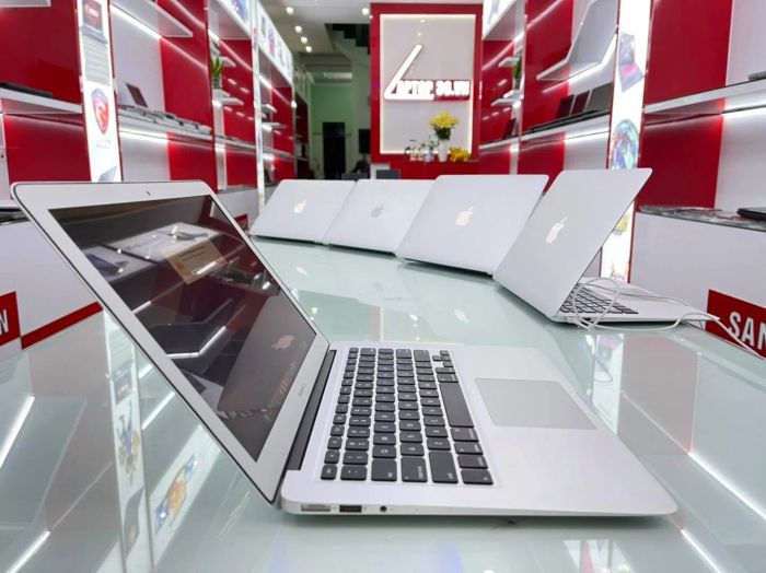 Khu vực trải nghiệm và kiểm tra Macbook tại Laptop36