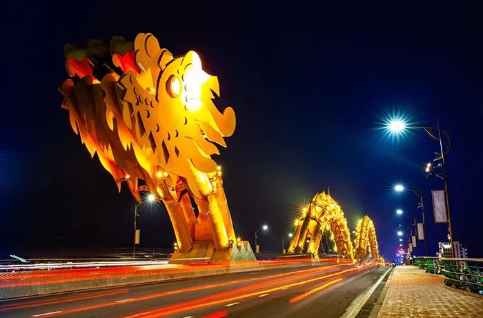 Cầu Rồng: Màn trình diễn ánh sáng ngoạn mục