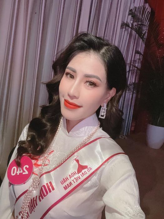 Học viên thực hành kỹ thuật make-up cô dâu tại Yến Nhi Wedding