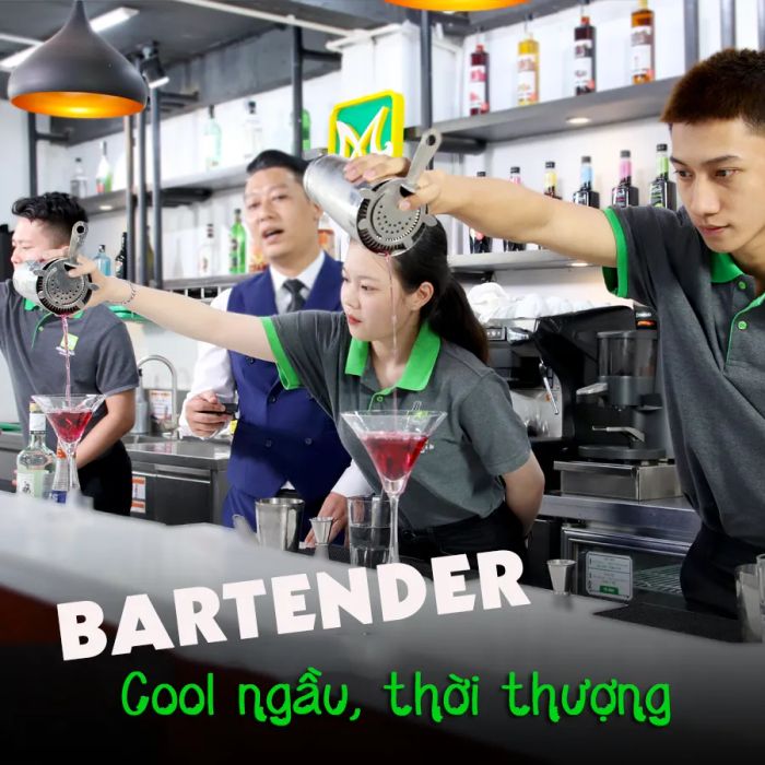 Học viên thực hành pha chế cùng chuyên gia tại Hướng Nghiệp Á Âu