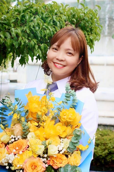 Chân dung Luật sư Trần Thị Trâm - nữ luật sư với ánh mắt sắc sảo và nụ cười ấm áp, biểu tượng của sự kết hợp hài hòa giữa chuyên môn và tấm lòng nhân ái.