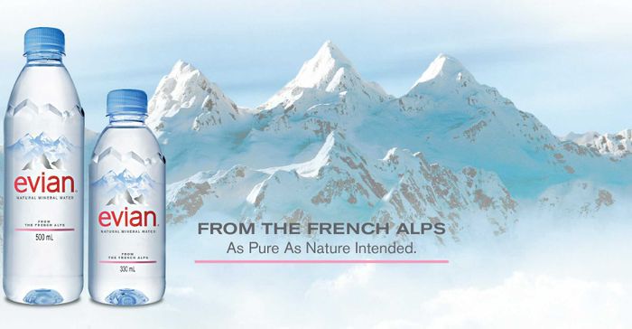 Hình ảnh chai Evian thiết kế thanh lịch