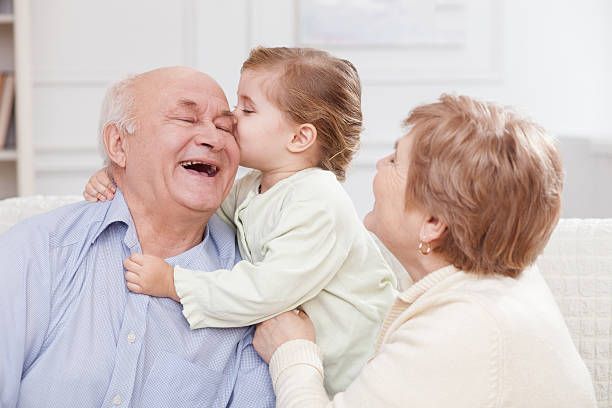 <i>[Hình ảnh kỷ niệm - Hai ông cháu bên trang sách học bài]</i>