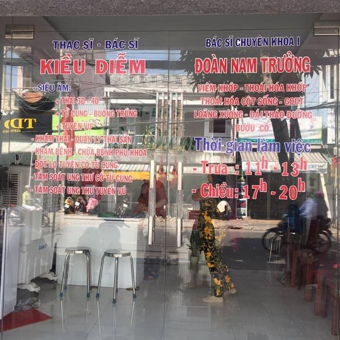 Hình ảnh phòng khám hiện đại và đội ngũ y bác sĩ tại Phòng Khám BS. Kiều Diễm