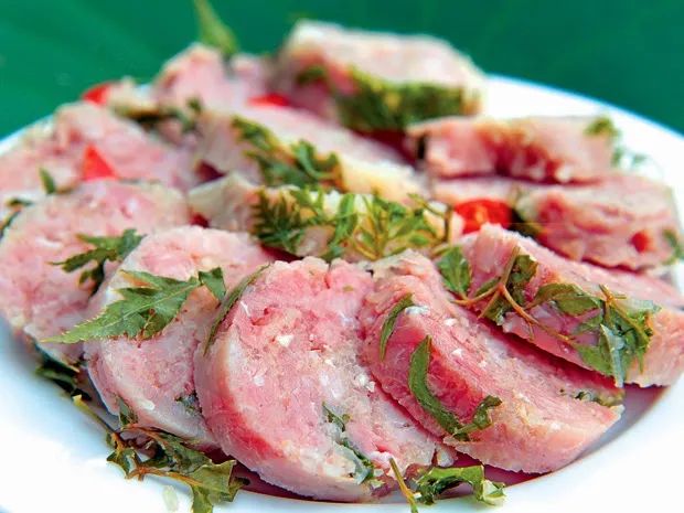 Hình ảnh nem chua gói lá chuối xanh mướt