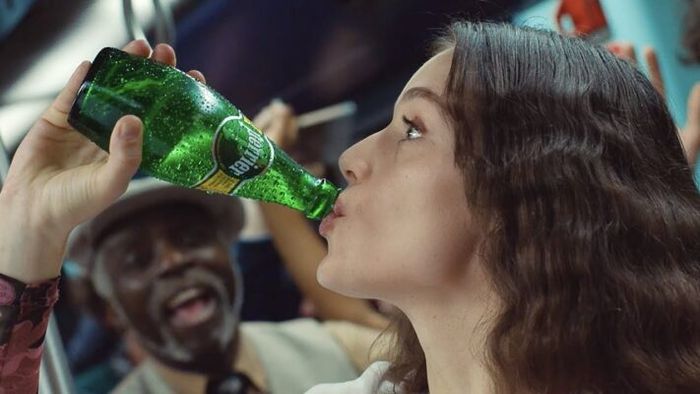 Hình ảnh chai Perrier cổ điển - Biểu tượng nước khoáng Pháp