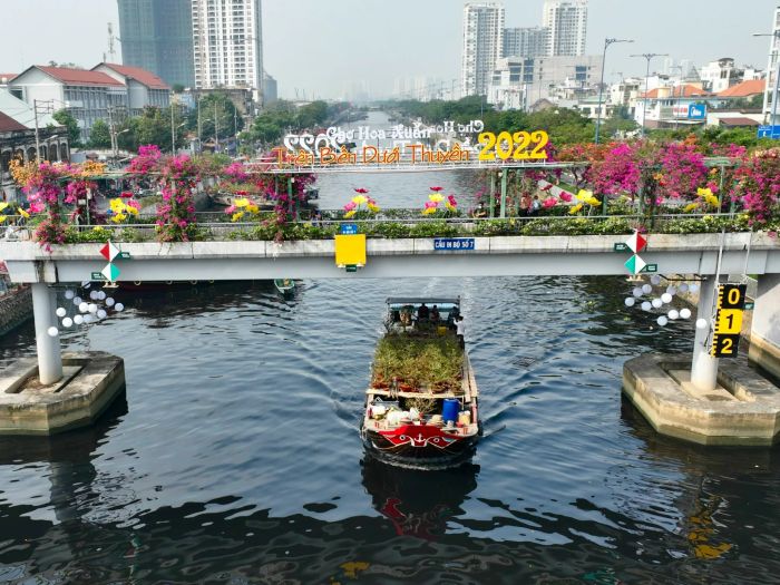 Không gian chợ hoa trên bến dưới thuyền độc đáo (Nguồn: Sưu tầm)