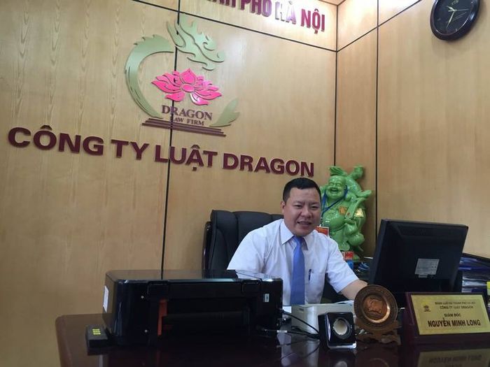 Hình ảnh làm việc của Luật sư Nguyễn Minh Long - khoảnh khắc ghi lại phong thái điềm tĩnh nhưng đầy quyết đoán của vị luật sư dày dạn kinh nghiệm.