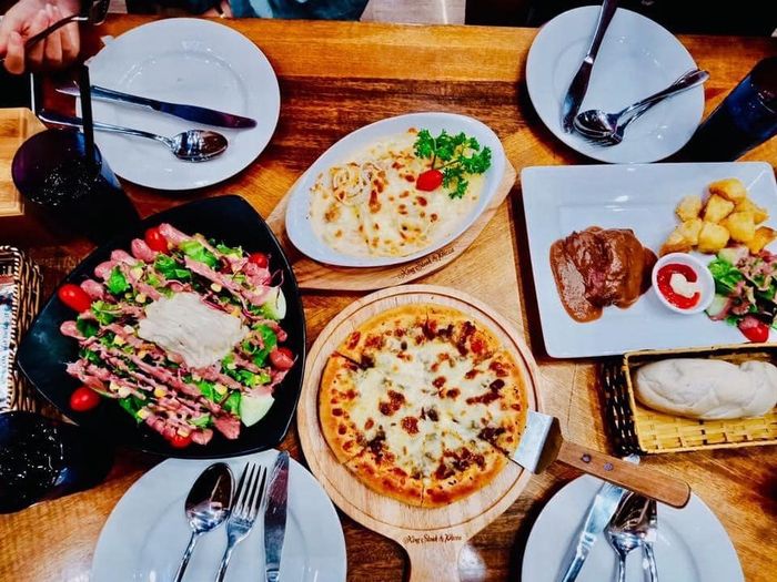 Những chiếc pizza vàng ươm hấp dẫn tại King Steak & Pizza
