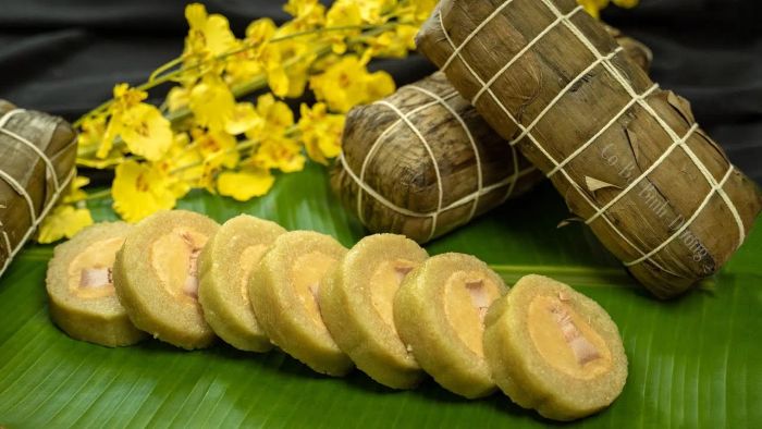 Hình ảnh bánh tét vàng ươm truyền thống