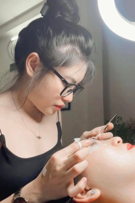 Hình ảnh quy trình uốn mi chuyên nghiệp tại Tường Tường Eyelash