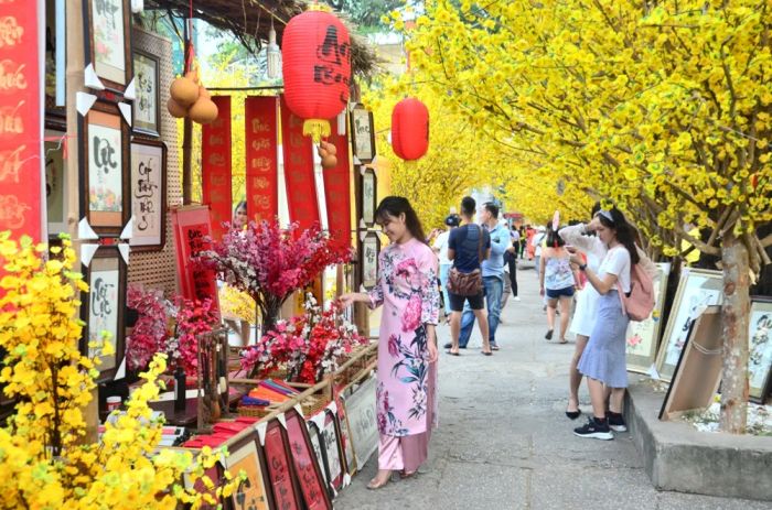 Những ông đồ già say sưa viết chữ (Nguồn: Tổng hợp)