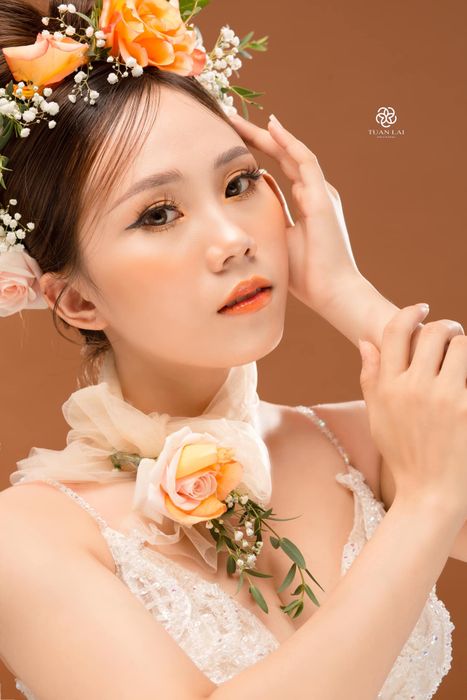 Học viên thực hành kỹ thuật trang điểm tại Tuấn Lài Wedding