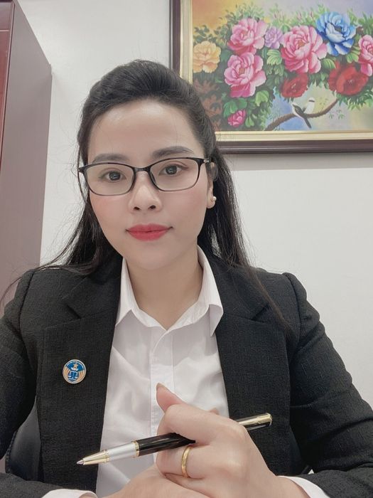 Chân dung Luật sư Phạm Thị Thu - nữ luật sư với ánh mắt sắc sảo và nụ cười ấm áp, toát lên khí chất của một chuyên gia pháp lý dày dạn kinh nghiệm.