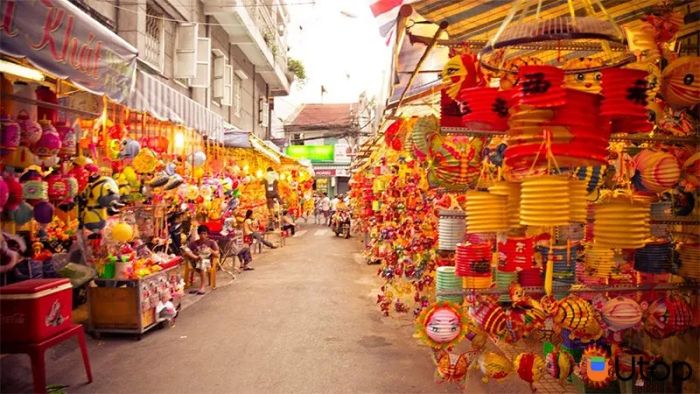 Không gian rực rỡ sắc xuân tại phố Tết (Nguồn: Sưu tầm)