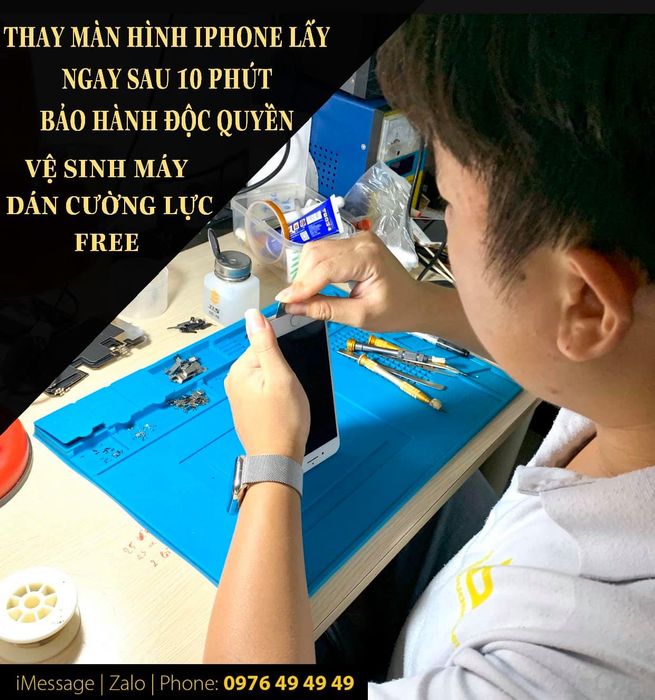 Hình ảnh thực tế quy trình thay màn hình chuyên nghiệp tại Trung Tâm Trùng Dương