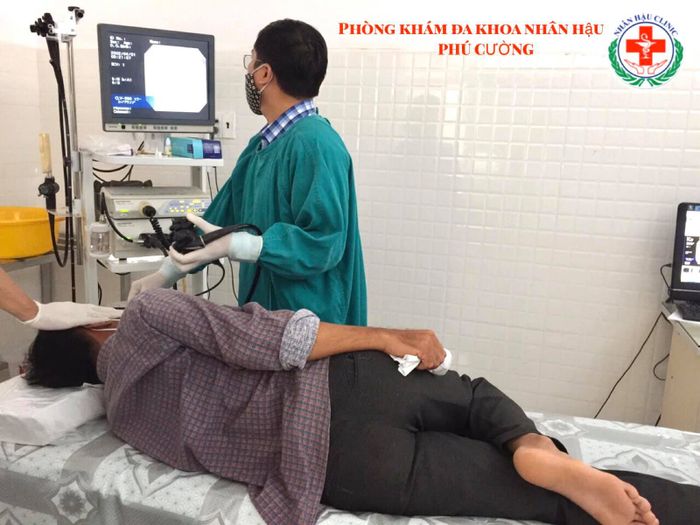 Hình ảnh đội ngũ y bác sĩ chuyên môn cao tại Phòng Khám Đa Khoa Nhân Hậu