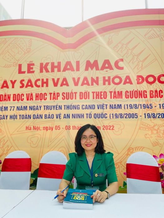 Chân dung Luật sư Nguyễn Thị Thu Hoài - nữ luật sư với ánh mắt sắc sảo và nụ cười đầy trí tuệ, toát lên khí chất của một chuyên gia pháp lý hàng đầu.