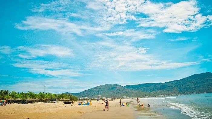 Bãi biển Mỹ Khê: Hoàng hôn tím trên sóng biển