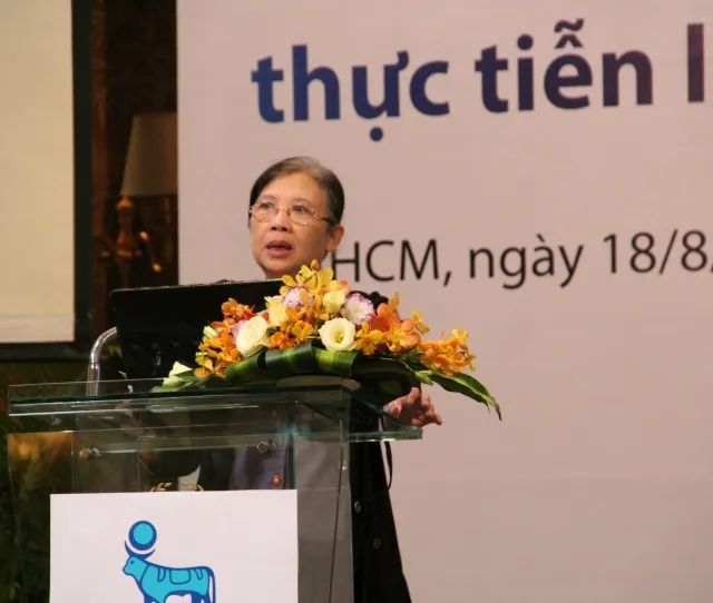 Ảnh GS.TS.BS Nguyễn Thy Khuê trong giờ khám bệnh