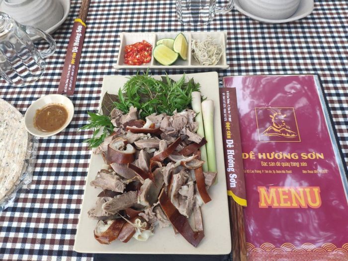 Hình ảnh lẩu dê đậm đà với nước dùng ngọt thịt, rau tươi xanh mướt