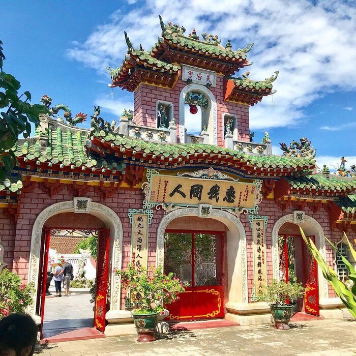 Kiến trúc rực rỡ sắc đỏ tại Hội Quán Phúc Kiến