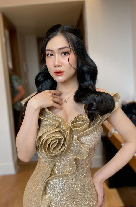 Học viên thực hành kỹ thuật make-up chuyên nghiệp