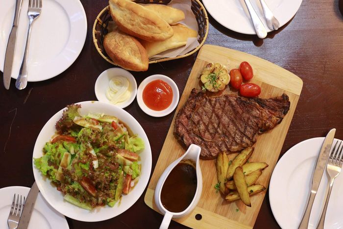 Không gian ấm cúng tại The American Steak