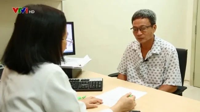 Ảnh chân dung BSCKII Hà Thị Kim Hồng - Khoảnh khắc làm việc