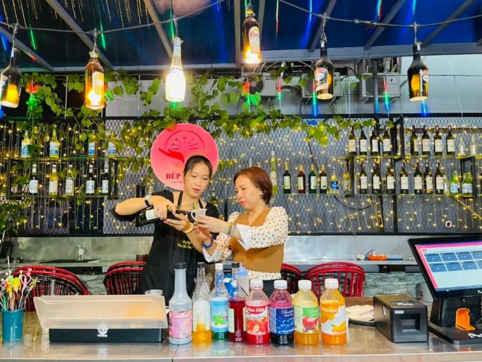 Học viên thực hành pha chế dưới sự hướng dẫn của giảng viên