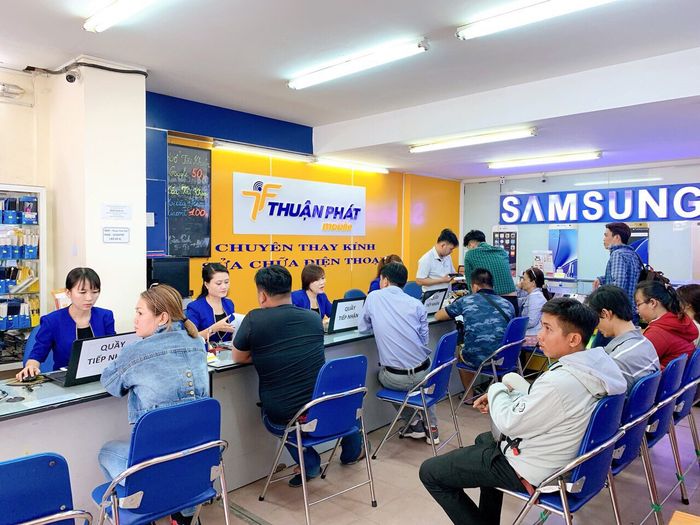 Hình ảnh trung tâm thay màn hình điện thoại Thuận Phát Mobile