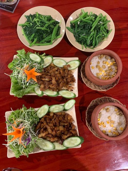 Bữa cơm gia đình ấm áp bên hiên nhà sàn nhìn ra biển