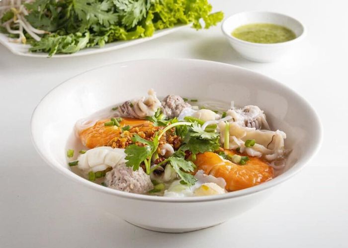 Góc ảnh chân thực về tô hủ tiếu mực đầy ắp nguyên liệu tại Anh Ba - Ảnh 3